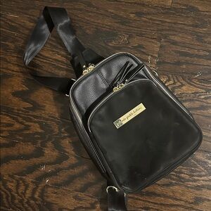 Petunia pickle bottom

Criss-Cross Sling in Twilight Black